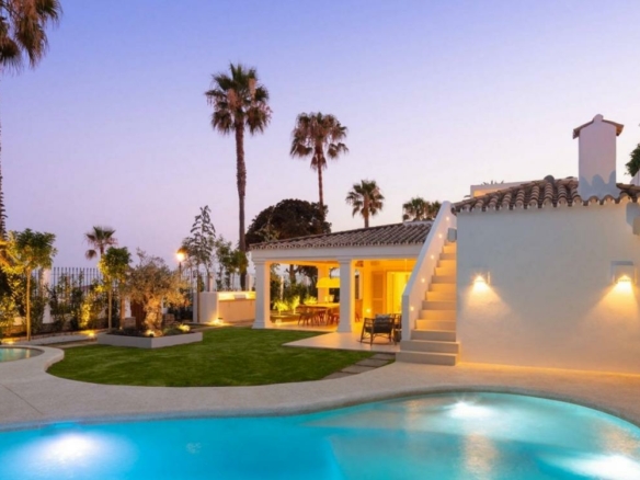 Golden Mile  – 5B Beachfront Villa – For Rent