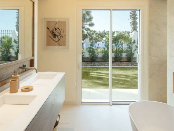 Golden Mile  – 5B Beachfront Villa – For Rent