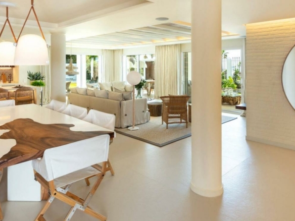 Golden Mile  – 5B Beachfront Villa – For Rent
