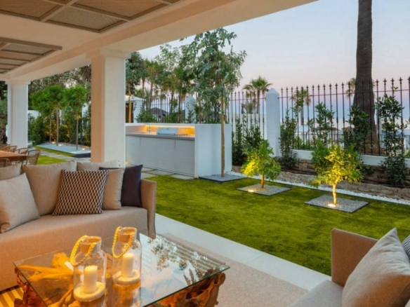 Golden Mile  – 5B Beachfront Villa – For Rent