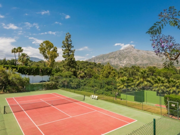 Nueva Andalucia – 3B Townhouse -1st Line Golf – Key ready