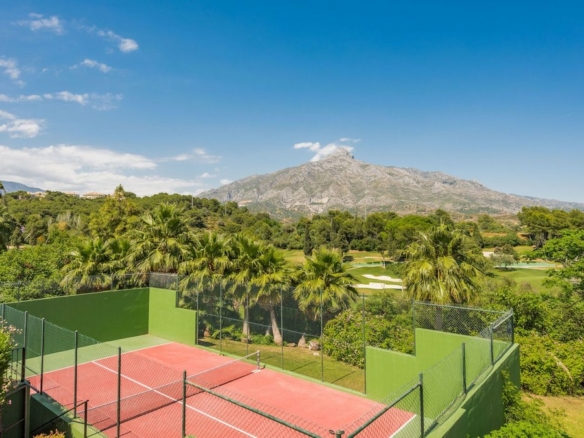 Nueva Andalucia – 3B Townhouse -1st Line Golf – Key ready