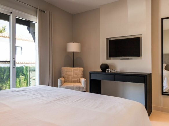 Nueva Andalucia -4B Villa – Reformed -Gated