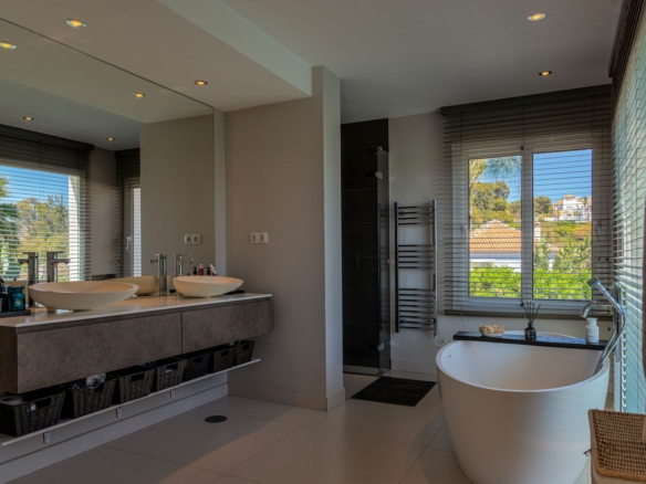 Nueva Andalucia -4B Villa – Reformed -Gated