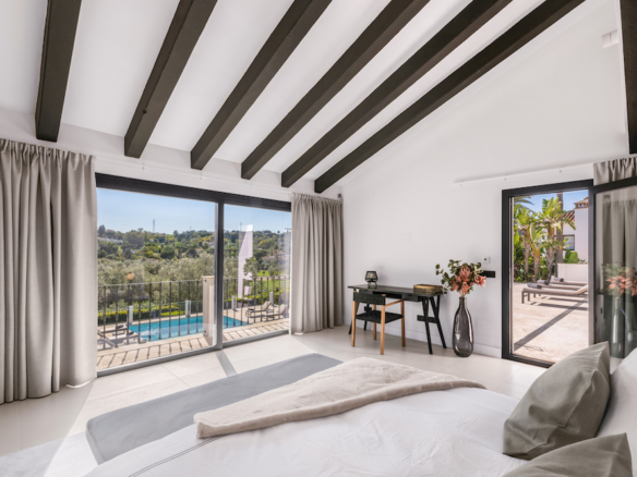 Nueva Andalucia – 5B Luxury villa  – Gated – 1st Line Golf