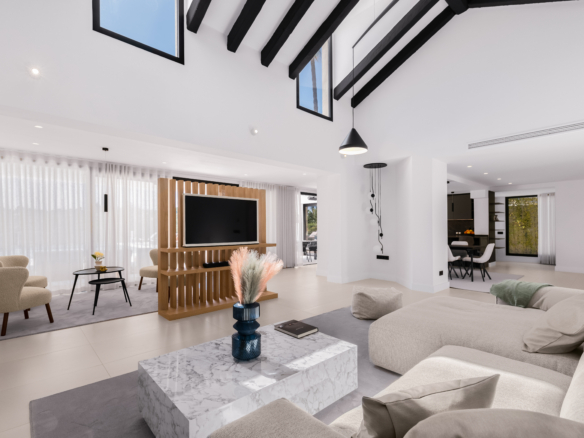 Nueva Andalucia – 5B Luxury villa  – Gated – 1st Line Golf