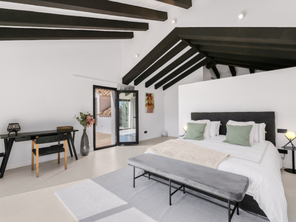 Nueva Andalucia – 5B Luxury villa  – Gated – 1st Line Golf