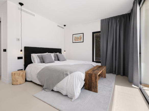 Nueva Andalucia – 5B Luxury villa  – Gated – 1st Line Golf