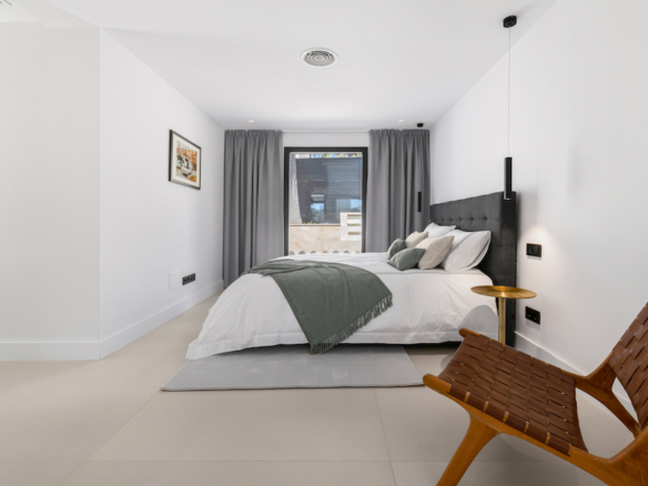 Nueva Andalucia – 5B Luxury villa  – Gated – 1st Line Golf