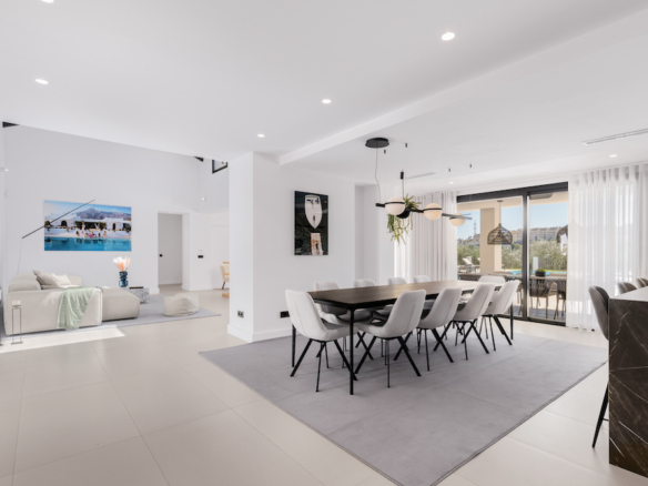 Nueva Andalucia – 5B Luxury villa  – Gated – 1st Line Golf