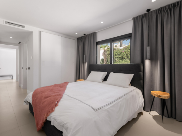 Nueva Andalucia – 5B Luxury villa  – Gated – 1st Line Golf