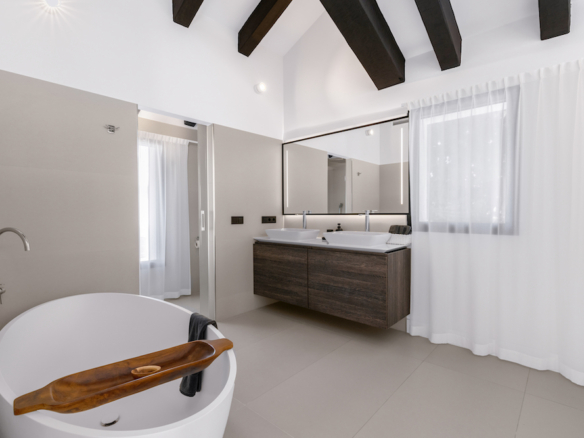 Nueva Andalucia – 5B Luxury villa  – Gated – 1st Line Golf