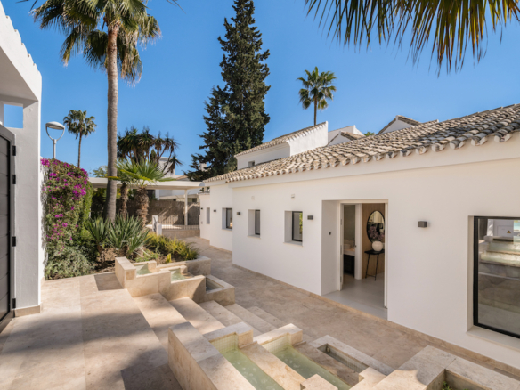 Nueva Andalucia – 5B Luxury villa  – Gated – 1st Line Golf