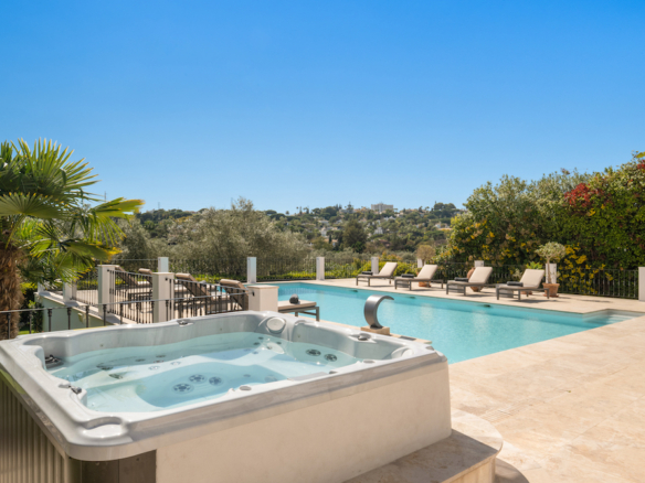 Nueva Andalucia – 5B Luxury villa  – Gated – 1st Line Golf