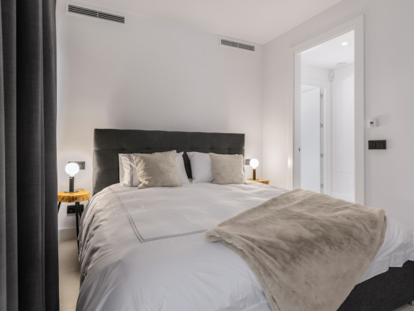 Nueva Andalucia – 5B Luxury villa  – Gated – 1st Line Golf