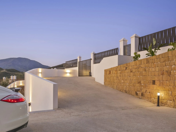 Nueva Andalucia – 5B Modern Villa -Key Ready – Panoramic Views