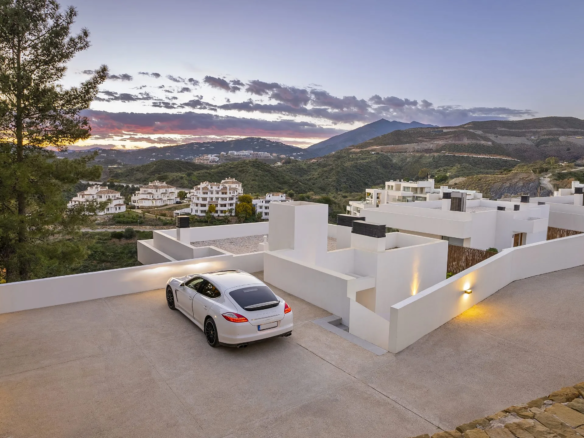 Nueva Andalucia – 5B Modern Villa -Key Ready – Panoramic Views