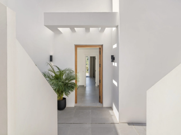 Nueva Andalucia – 5B Modern Villa -Key Ready – Panoramic Views