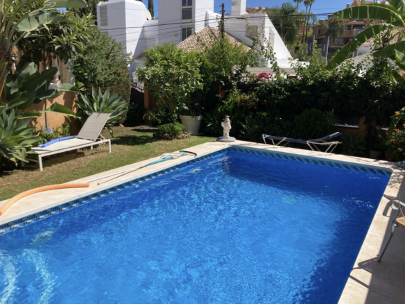 Nueva Andalucia – Large 3B Townhouse – Central