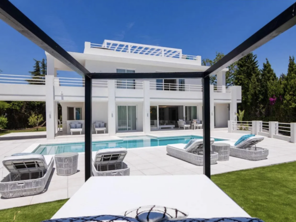 Nueva Andalucia  – Modern 6B villa – Gated