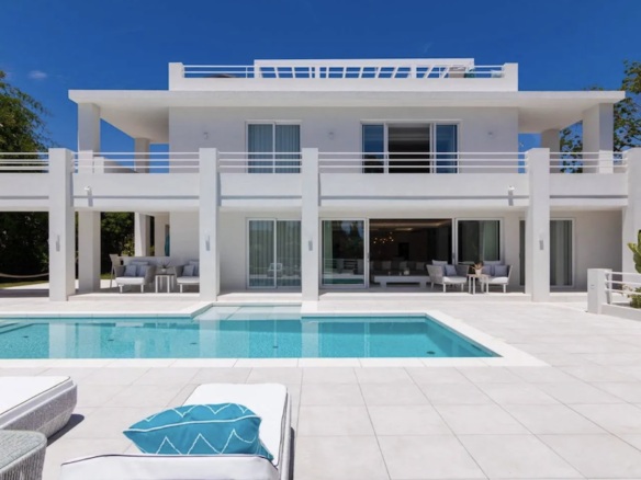 Nueva Andalucia  – Modern 6B villa – Gated