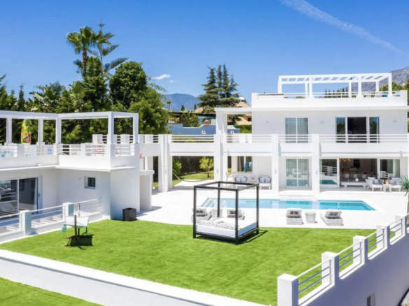 Nueva Andalucia  – Modern 6B villa – Gated