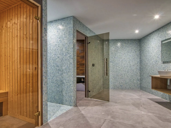 Nueva Andalucia  – Modern 6B villa – Gated