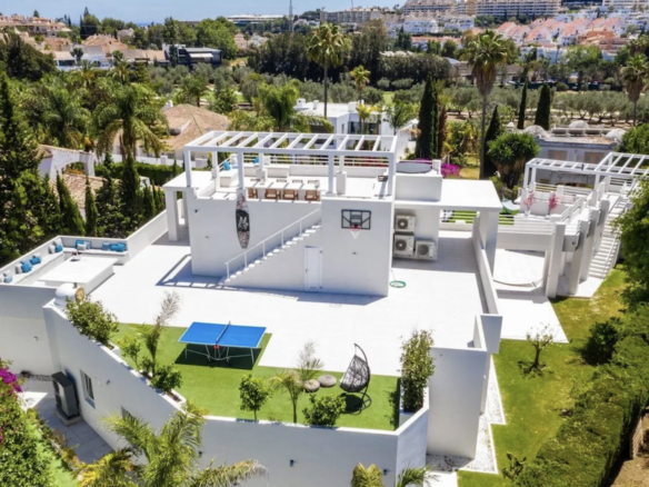Nueva Andalucia  – Modern 6B villa – Gated