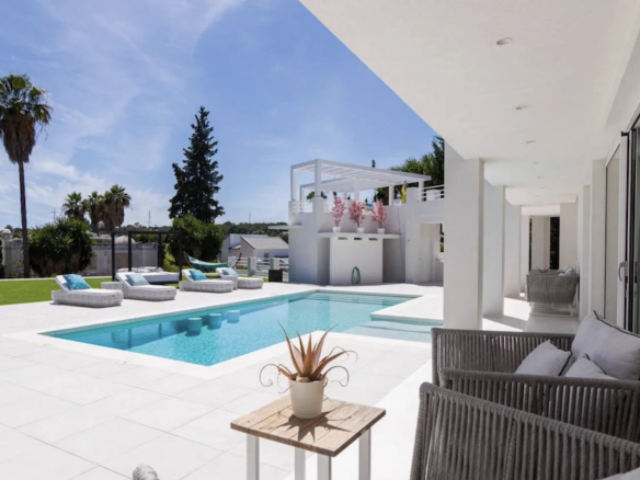 Nueva Andalucia  – Modern 6B villa – Gated