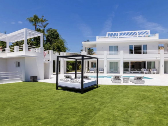 Nueva Andalucia  – Modern 6B villa – Gated