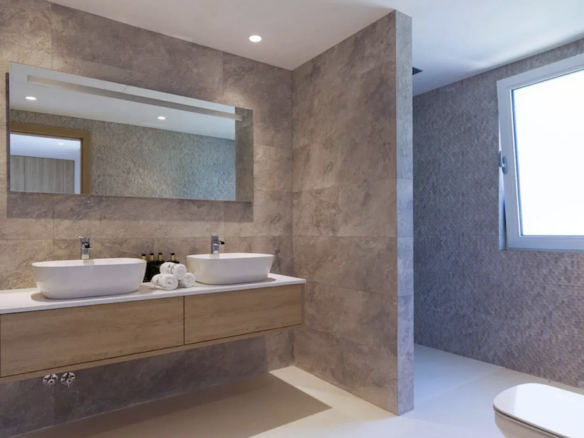 Nueva Andalucia  – Modern 6B villa – Gated