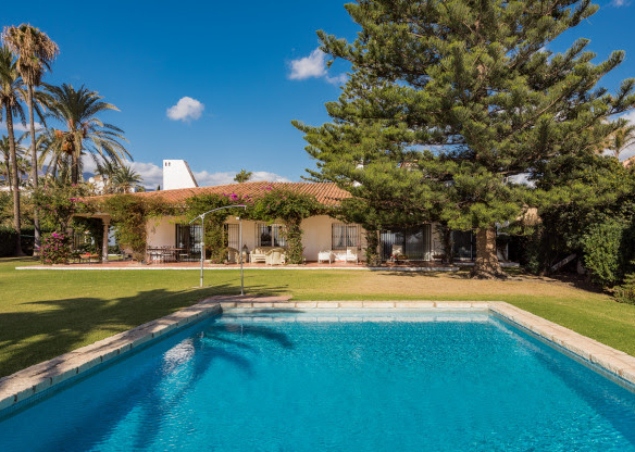 Estepona – 5B Beachfront Villa – To reform