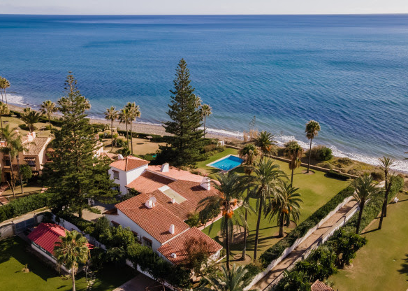Estepona – 5B Beachfront Villa – To reform
