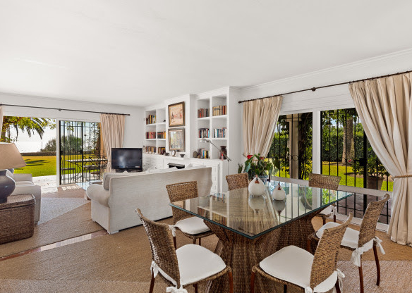 Estepona – 5B Beachfront Villa – To reform