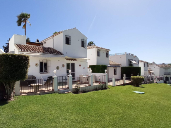 Marbella East -3B Villa – Huge Community Garden