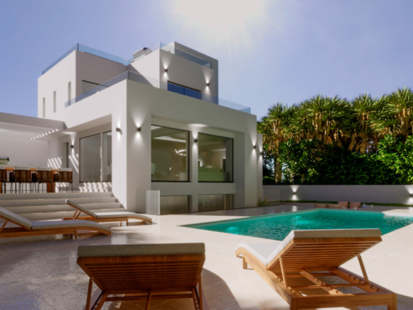 Nueva Andalucia – 4B Modern Villa – Central -New