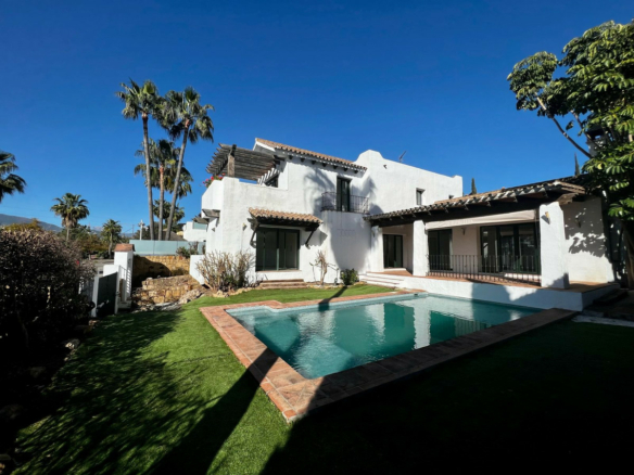 🏡 Charming Andalusian Style Villa on the New Golden Mile! 🌺