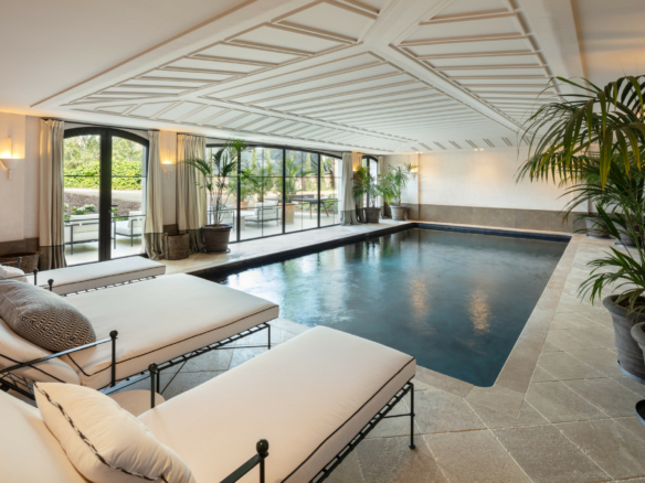 For Sale 🏰 Luxurious Villa in Marbella Golden Mile 🌴  16 Bedrooms – Sea Views