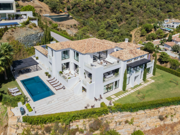 SOLD – El Madroñal – 5B Modern villa – Sea Views – Gated 