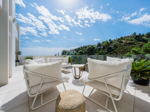 SOLD – El Madroñal – 5B Modern villa – Sea Views – Gated 