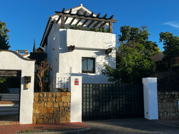 🏡 Charming Andalusian Style Villa on the New Golden Mile! 🌺