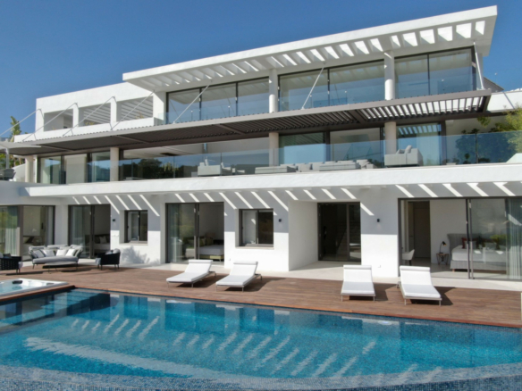 For sale  – Benahavis –  Modern 5B villa – Panoramic views 🌳