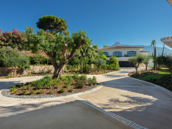 For Sale 🏰 Luxurious Villa in Marbella Golden Mile 🌴  16 Bedrooms – Sea Views