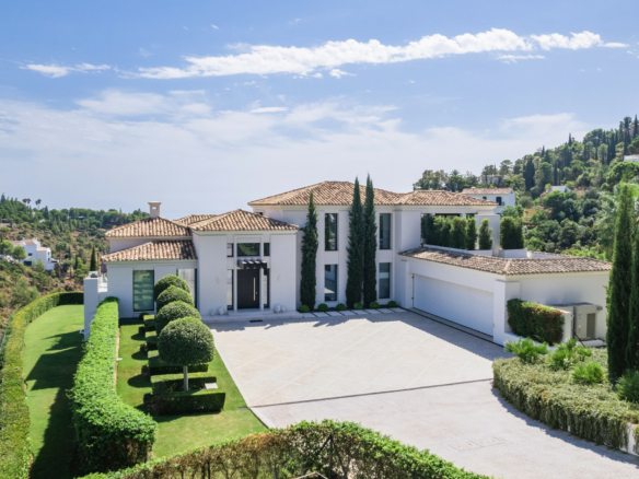 SOLD – El Madroñal – 5B Modern villa – Sea Views – Gated 