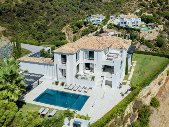 SOLD – El Madroñal – 5B Modern villa – Sea Views – Gated 