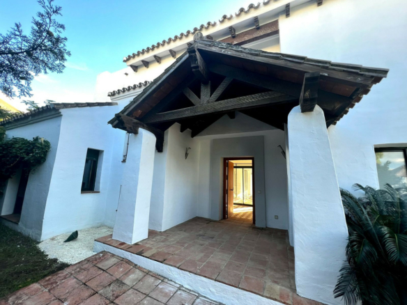 🏡 Charming Andalusian Style Villa on the New Golden Mile! 🌺