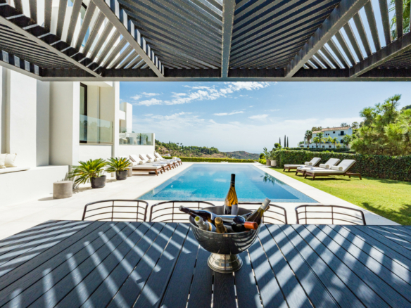 SOLD – El Madroñal – 5B Modern villa – Sea Views – Gated 