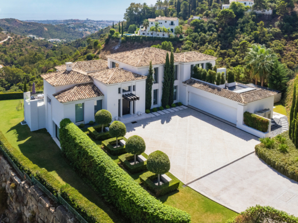 SOLD – El Madroñal – 5B Modern villa – Sea Views – Gated 
