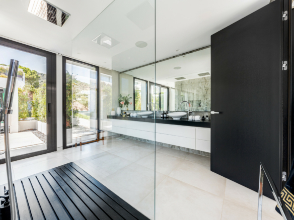 SOLD – El Madroñal – 5B Modern villa – Sea Views – Gated 
