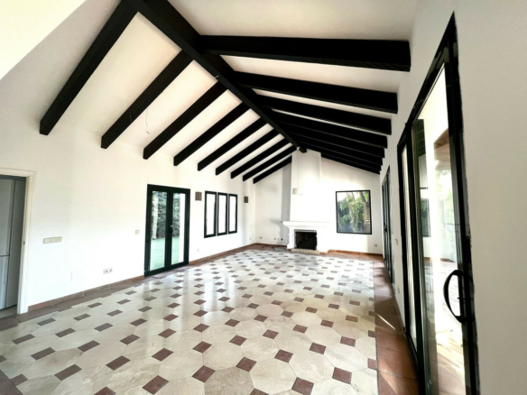 🏡 Charming Andalusian Style Villa on the New Golden Mile! 🌺